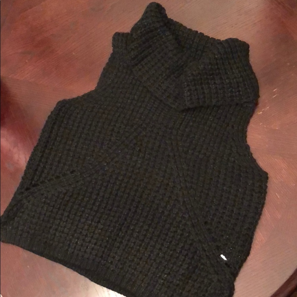 Sleeveless turtleneck sweater